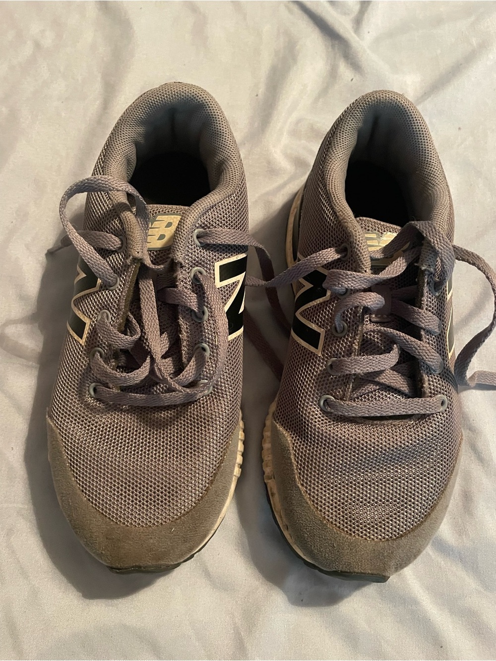 New Balance Boys Gray Mesh Athletic Sneakers with Black Logo
